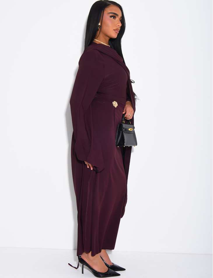 Langes, fließendes Kleid mit Schalkragen und Brosche an der Taille