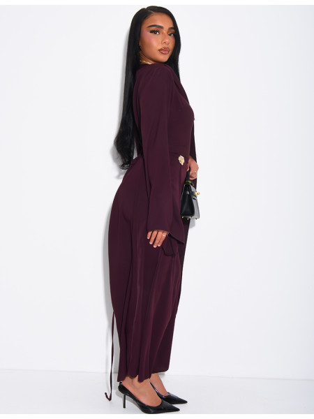 Langes, fließendes Kleid mit Schalkragen und Brosche an der Taille