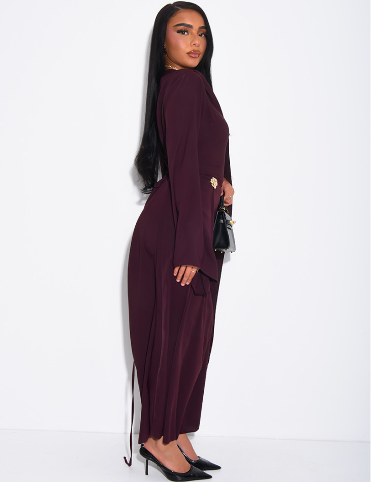 Langes, fließendes Kleid mit Schalkragen und Brosche an der Taille