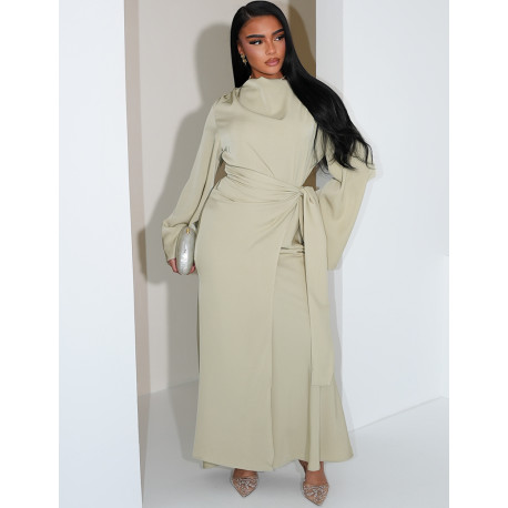 Langes Kleid aus Premium-Satin zum Binden in der Taille.