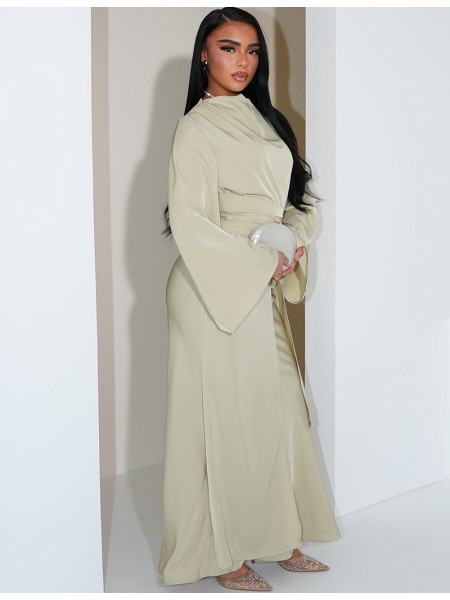 Langes Kleid aus Premium-Satin zum Binden in der Taille.