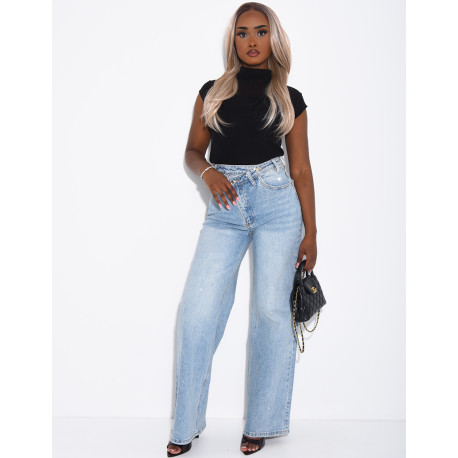 Jeans mit weitem Bein, überkreuzter Knopfleiste und Strasssteinen