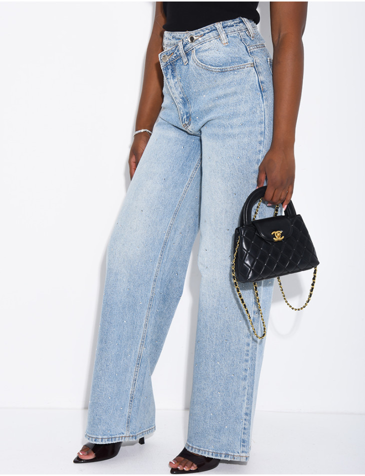Jeans mit weitem Bein, überkreuzter Knopfleiste und Strasssteinen