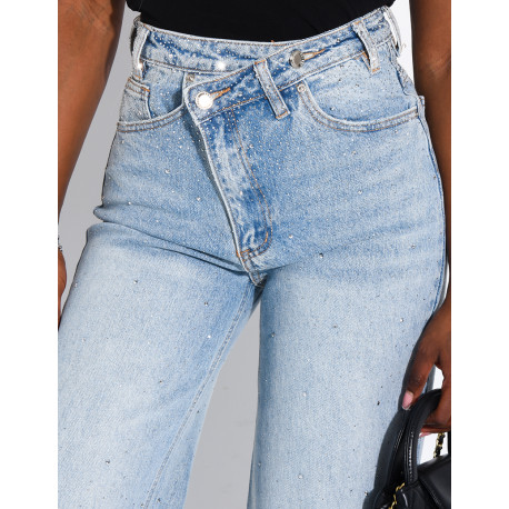 Jeans mit weitem Bein, überkreuzter Knopfleiste und Strasssteinen