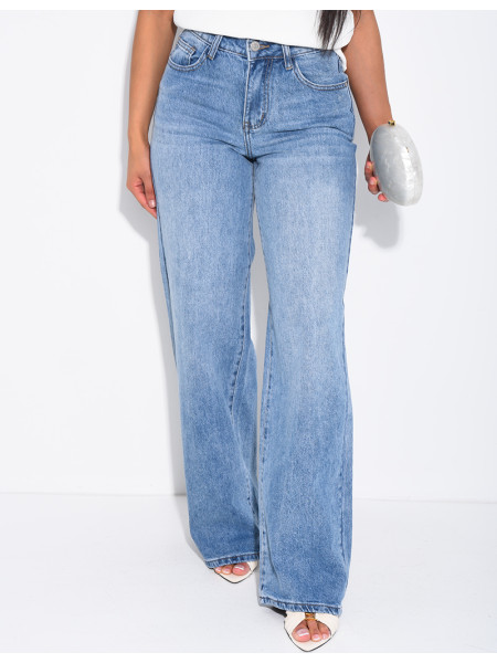 Weite Jeans mit aufgestickten Sternen auf den Gesäßtaschen