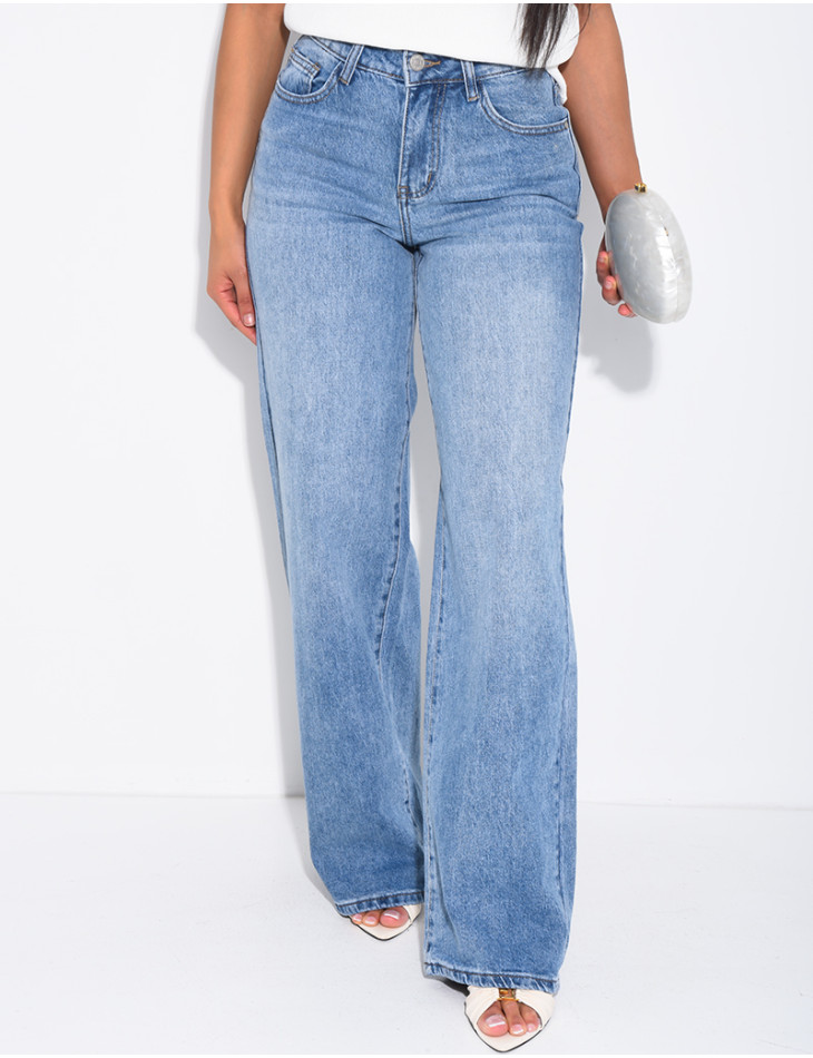 Weite Jeans mit aufgestickten Sternen auf den Gesäßtaschen