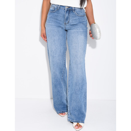 Weite Jeans mit aufgestickten Sternen auf den Gesäßtaschen