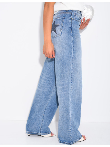 Weite Jeans mit aufgestickten Sternen auf den Gesäßtaschen