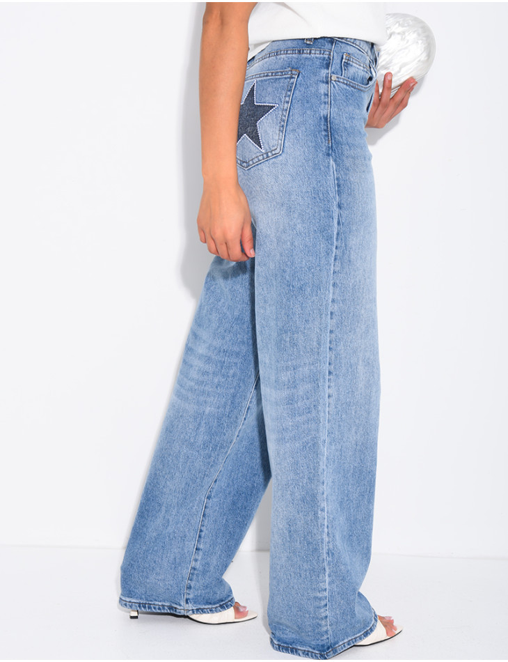 Weite Jeans mit aufgestickten Sternen auf den Gesäßtaschen
