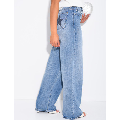 Weite Jeans mit aufgestickten Sternen auf den Gesäßtaschen