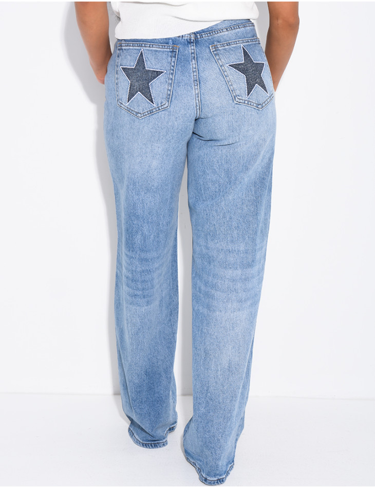 Weite Jeans mit aufgestickten Sternen auf den Gesäßtaschen