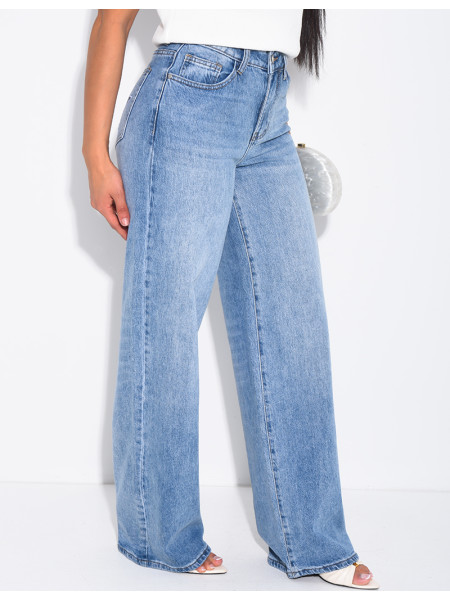 Weite Jeans mit aufgestickten Sternen auf den Gesäßtaschen