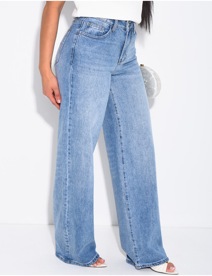 Weite Jeans mit aufgestickten Sternen auf den Gesäßtaschen