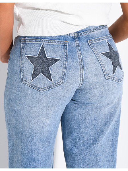 Weite Jeans mit aufgestickten Sternen auf den Gesäßtaschen