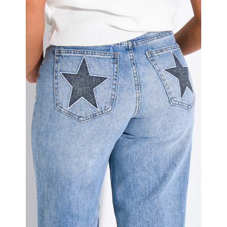 Weite Jeans mit aufgestickten Sternen auf den Gesäßtaschen