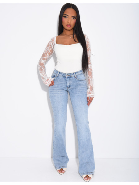 Low-rise flared jeans with embroidery on the pockets