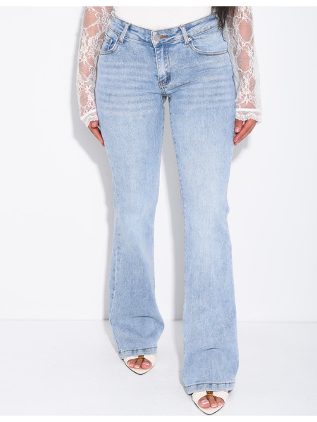 Low-rise flared jeans with embroidery on the pockets