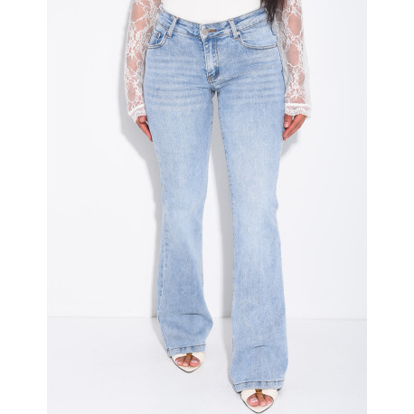 Low-rise flared jeans with embroidery on the pockets