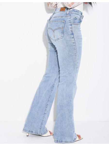 Low-rise flared jeans with embroidery on the pockets