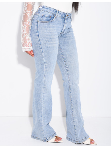 Low-rise flared jeans with embroidery on the pockets