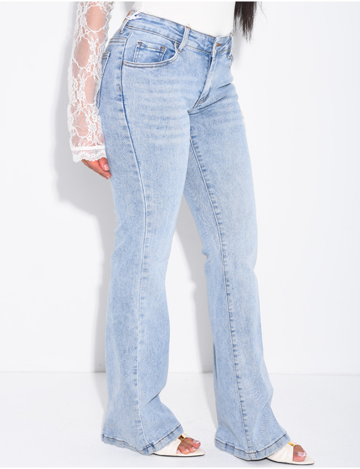 Low-rise flared jeans with embroidery on the pockets