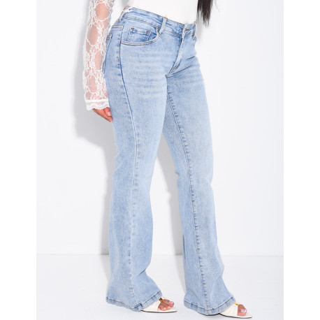 Low-rise flared jeans with embroidery on the pockets