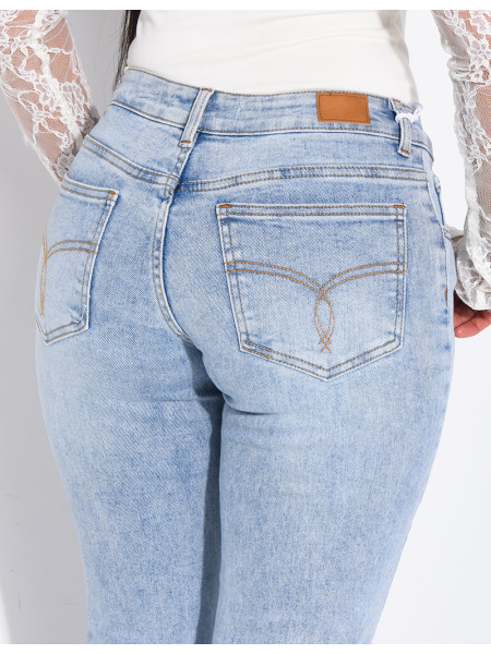 Low-rise flared jeans with embroidery on the pockets