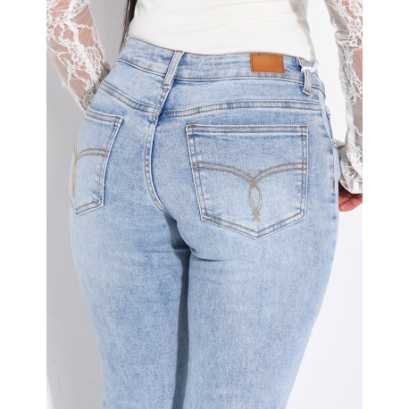Low-rise flared jeans with embroidery on the pockets