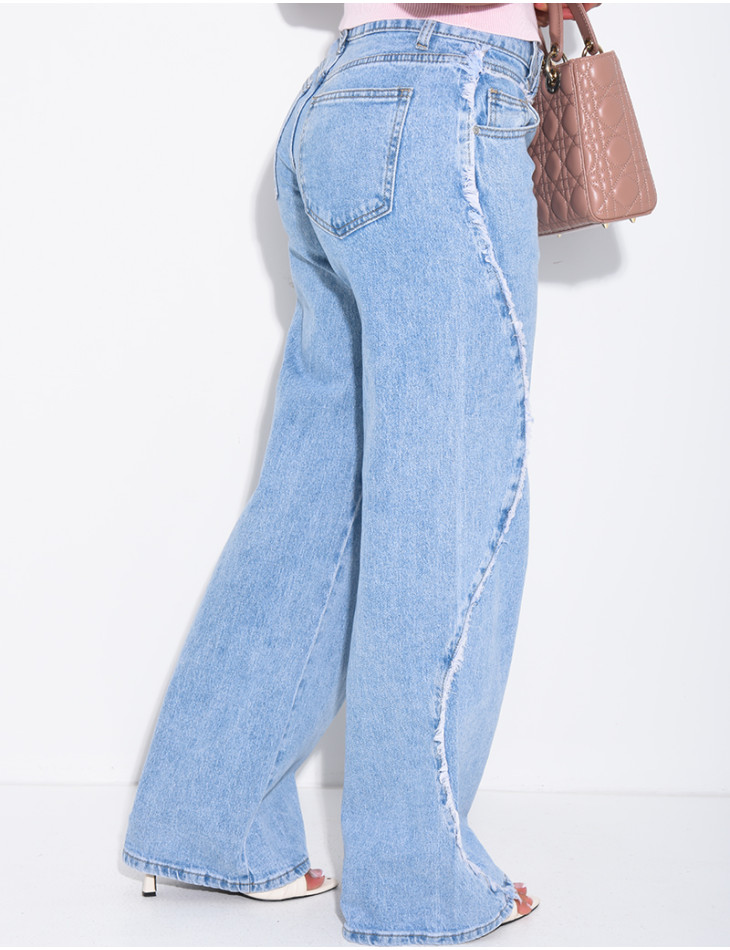 Jeans mit weitem Schnitt und mittlerer Leibhöhe, mit ausgefransten Nähten