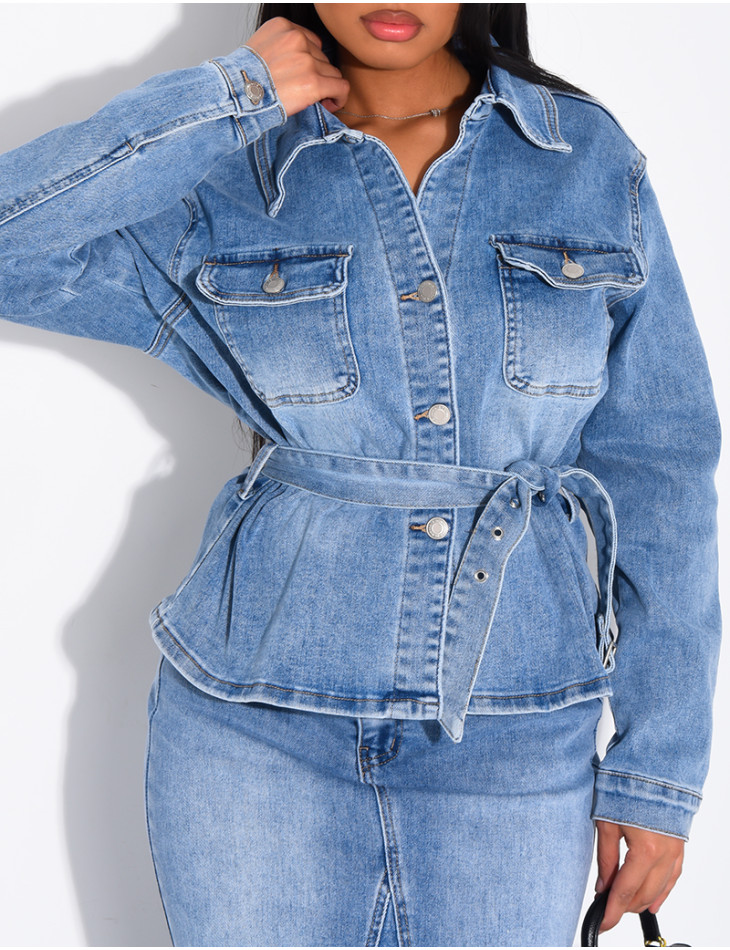 Jeans-Set aus langem Rock und Jacke mit Gürtel