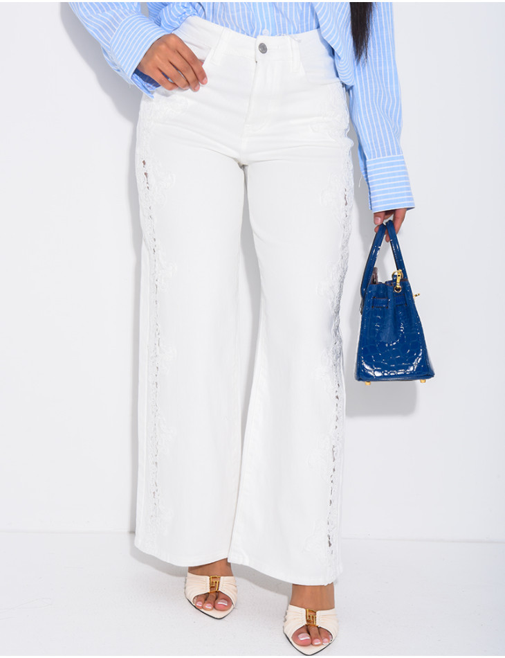 Jeans coupe droite à empiècements en dentelle