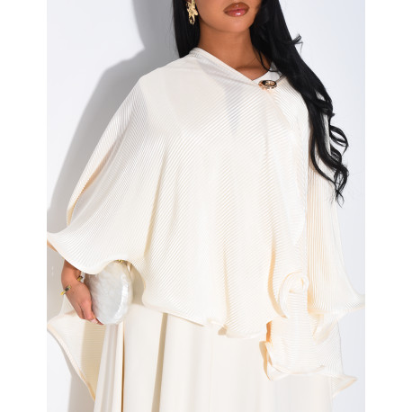 Ensemble robe sans manche évasée et cape plissée à broche