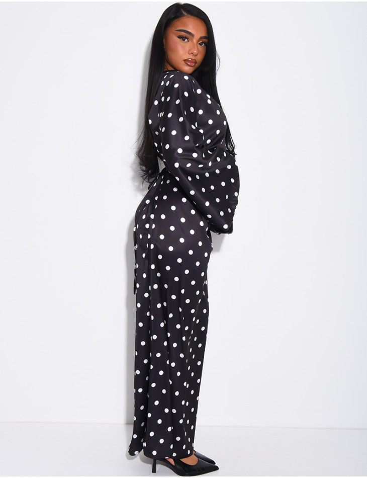 Langes Satin-Kleid mit Punkten, das am Rücken gebunden wird