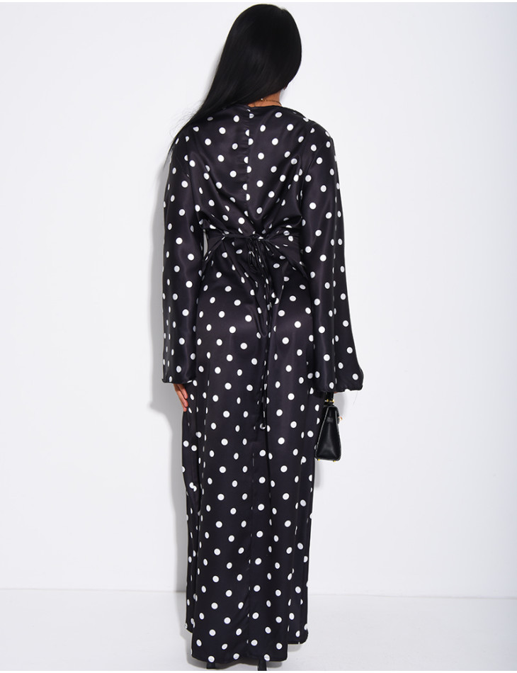Langes Satin-Kleid mit Punkten, das am Rücken gebunden wird