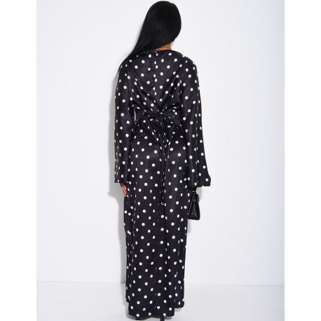 Langes Satin-Kleid mit Punkten, das am Rücken gebunden wird