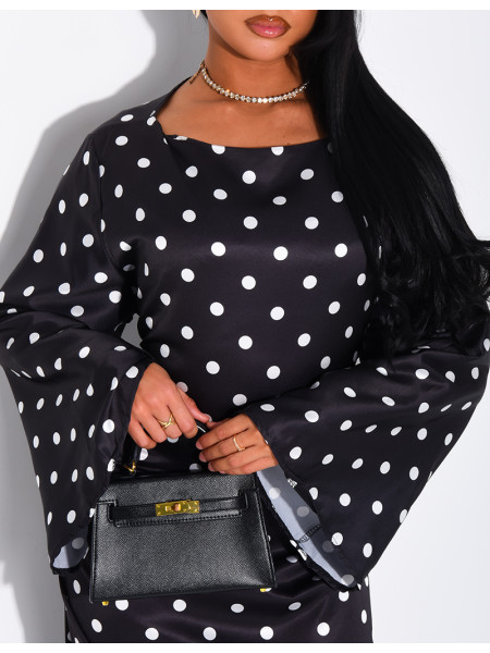 Langes Satin-Kleid mit Punkten, das am Rücken gebunden wird