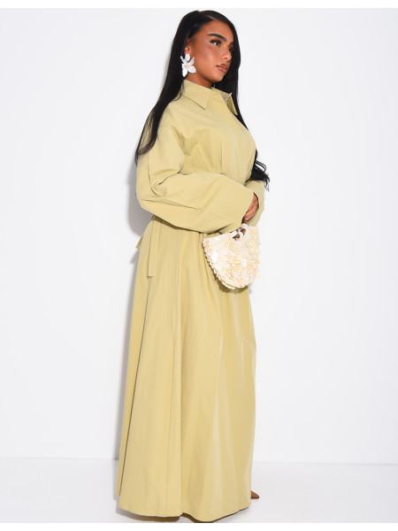 Langes Hemdkleid mit Gürtel in der Taille