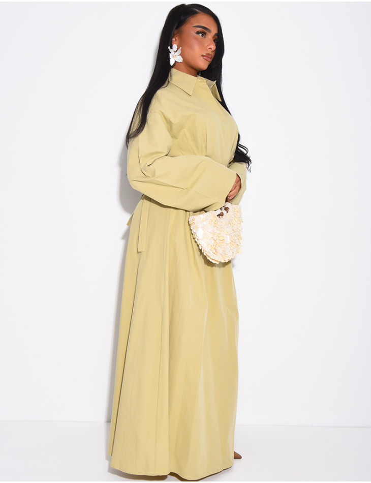 Langes Hemdkleid mit Gürtel in der Taille