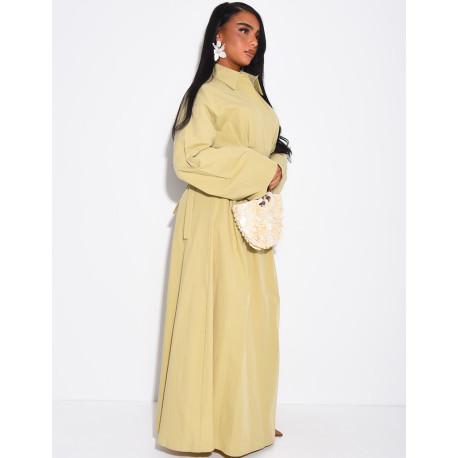 Langes Hemdkleid mit Gürtel in der Taille