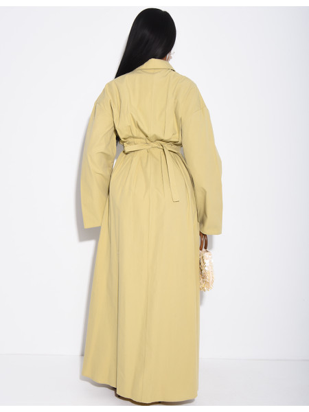 Langes Hemdkleid mit Gürtel in der Taille