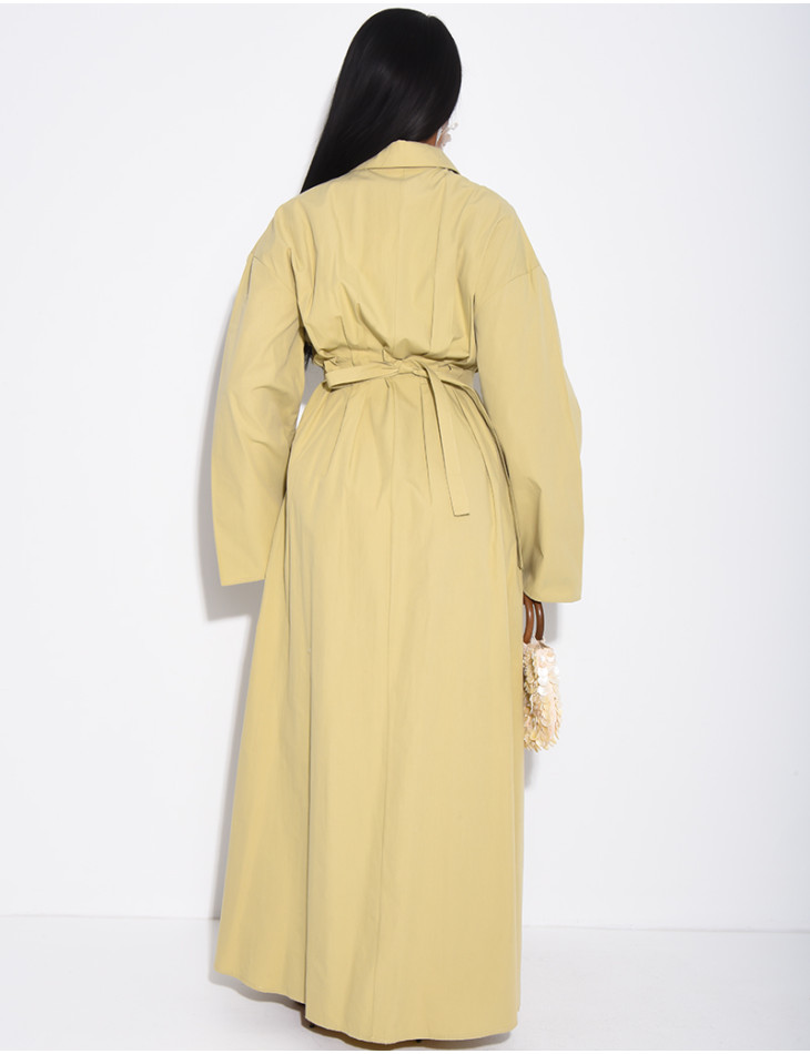 Langes Hemdkleid mit Gürtel in der Taille