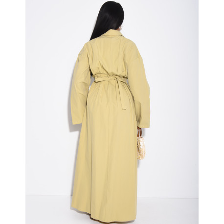 Langes Hemdkleid mit Gürtel in der Taille