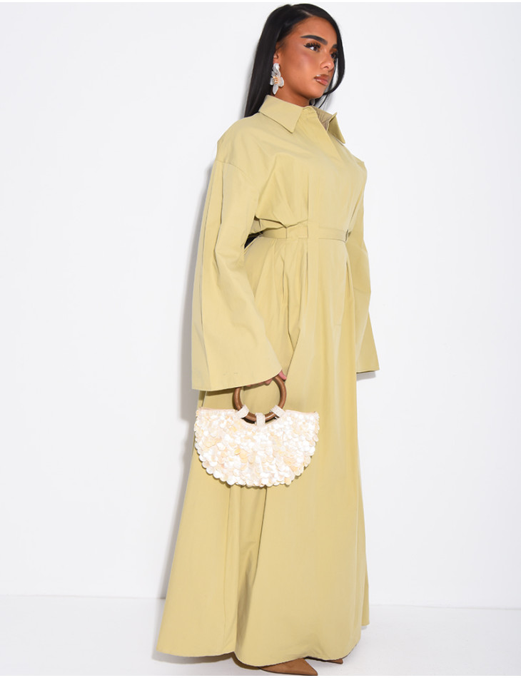 Langes Hemdkleid mit Gürtel in der Taille