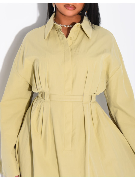 Langes Hemdkleid mit Gürtel in der Taille