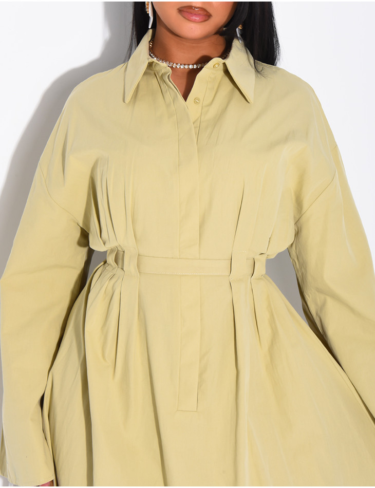 Langes Hemdkleid mit Gürtel in der Taille