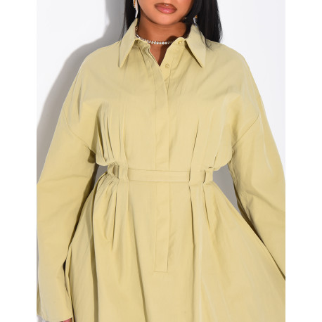 Langes Hemdkleid mit Gürtel in der Taille