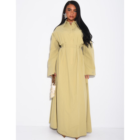 Langes Hemdkleid mit Gürtel in der Taille