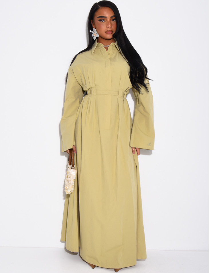 Langes Hemdkleid mit Gürtel in der Taille