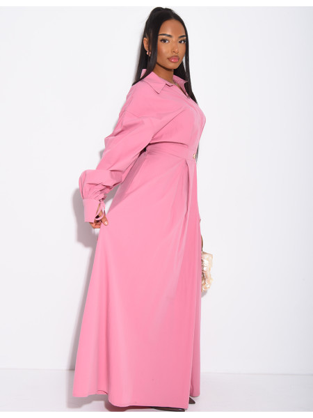 Langes, tailliertes und ausgestelltes Hemdkleid