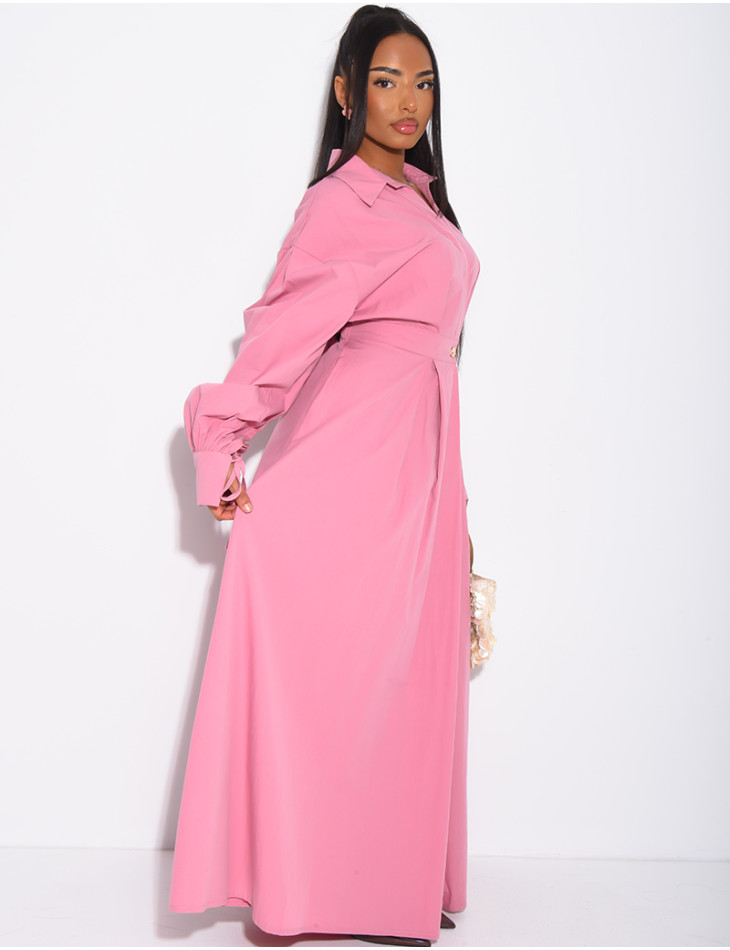 Langes, tailliertes und ausgestelltes Hemdkleid